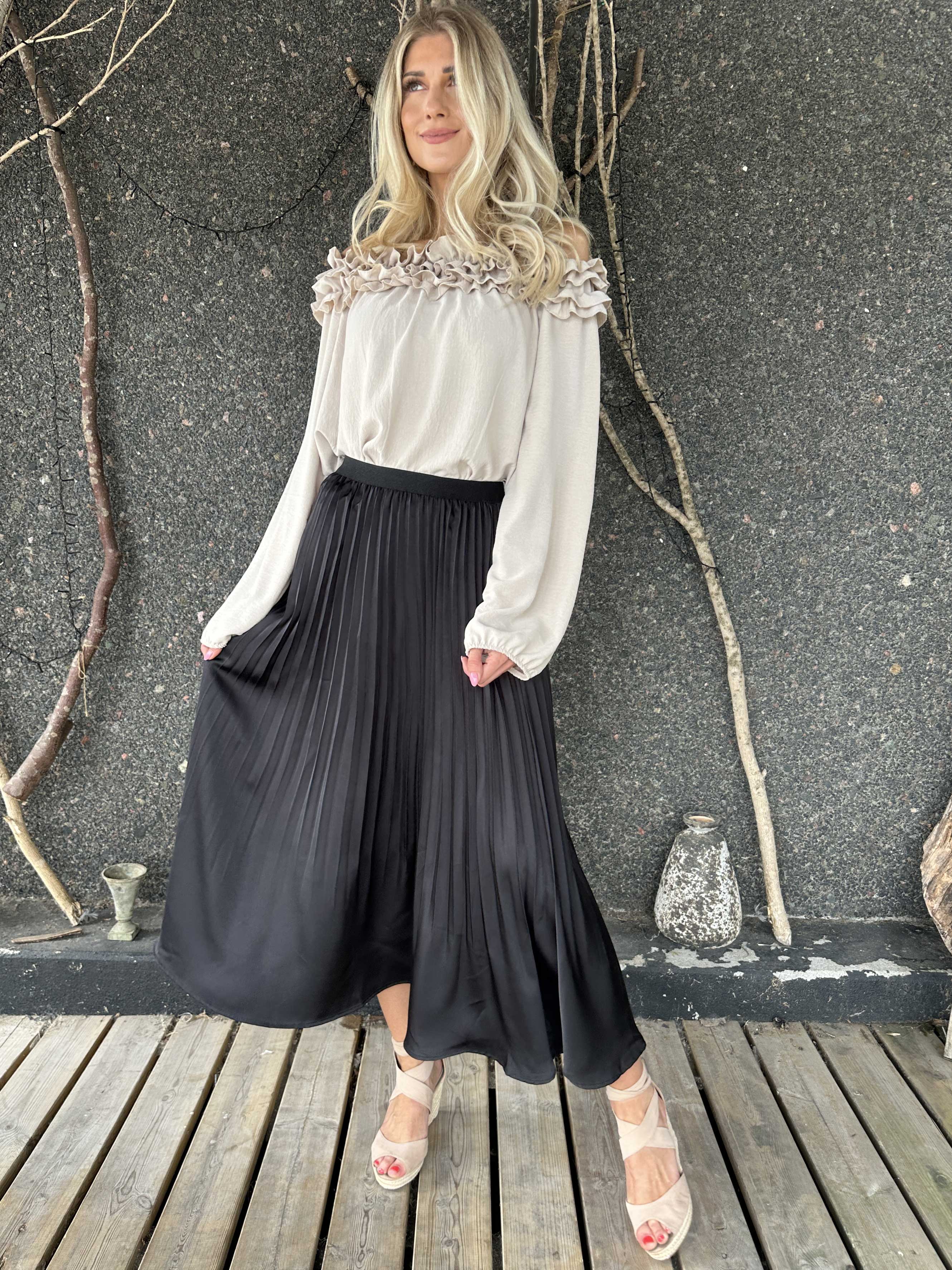 Aglaia - Sød plisseret nederdel i shiny stof